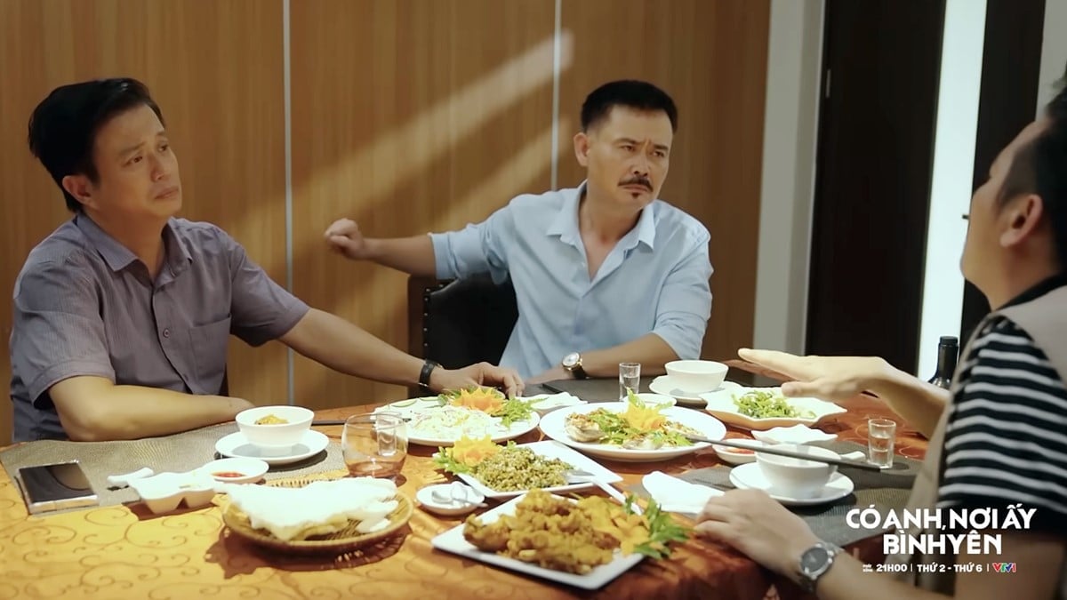 Ông Xuân mời nhà báo Điền ăn cơm và không quên nhắc anh ta viết bài tốt về xã. Ảnh CMH