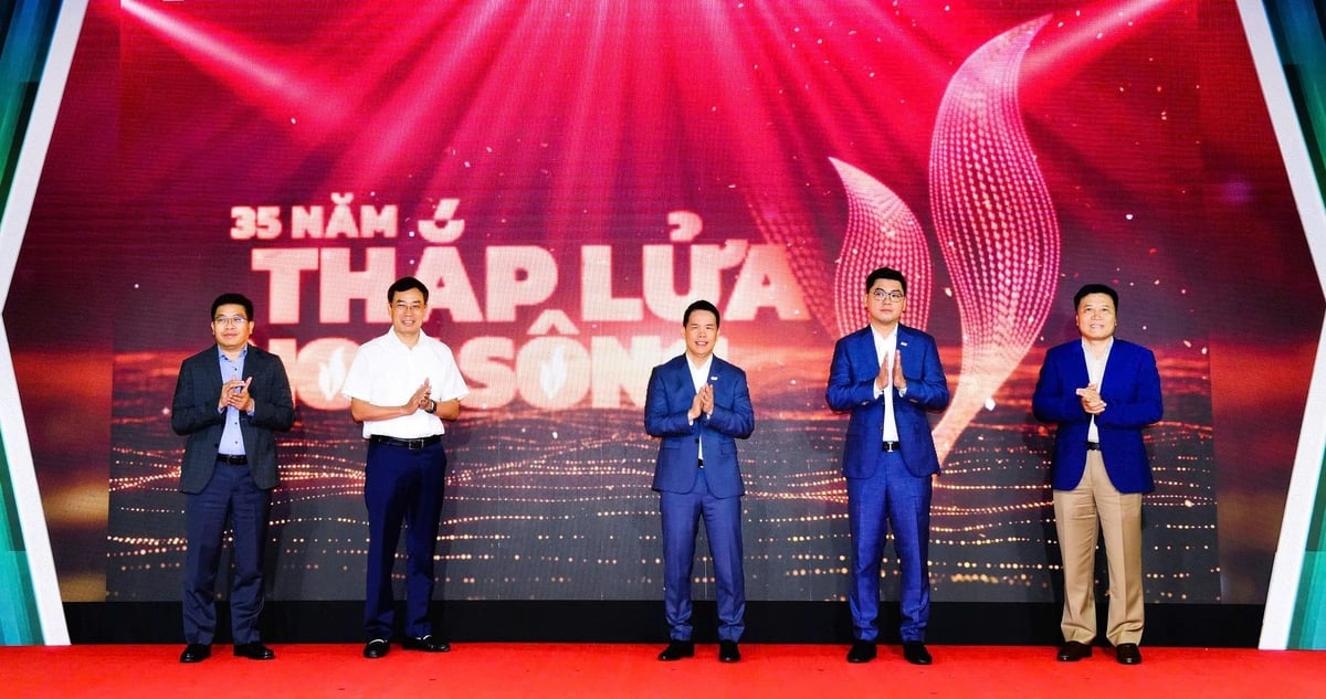 Tổng Giám đốc PV GAS Phạm Văn Phong cùng các lãnh đạo PV GAS làm nghi lễ thắp lửa phát động chiến dịch. Ảnh: PV GAS.