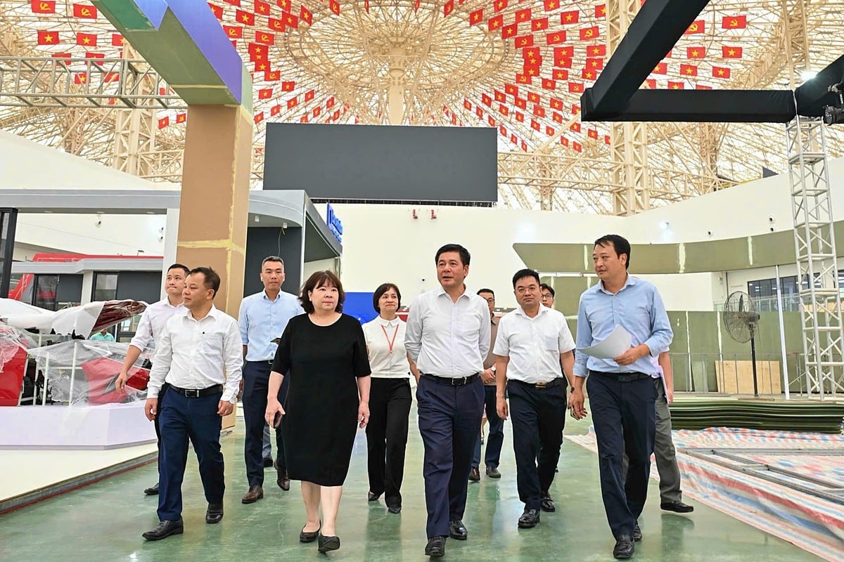Bộ trưởng Nguyễn Hồng Diên kiểm tra các hạng mục thi công. Ảnh: MOIT.