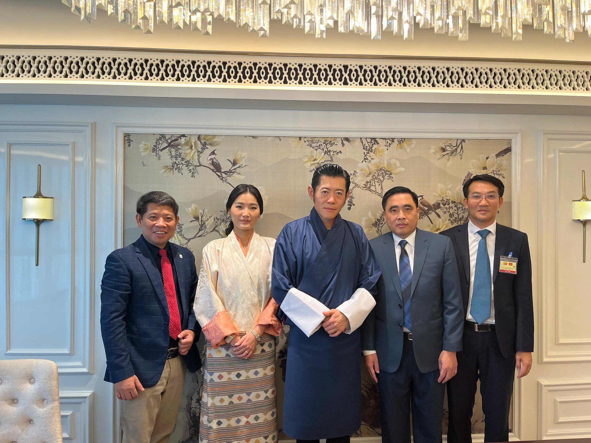 Thứ trưởng Nguyễn Quốc Trị cùng Quốc vương và Hoàng hậu chụp ảnh lưu niệm. Ảnh: Vụ HTQT.