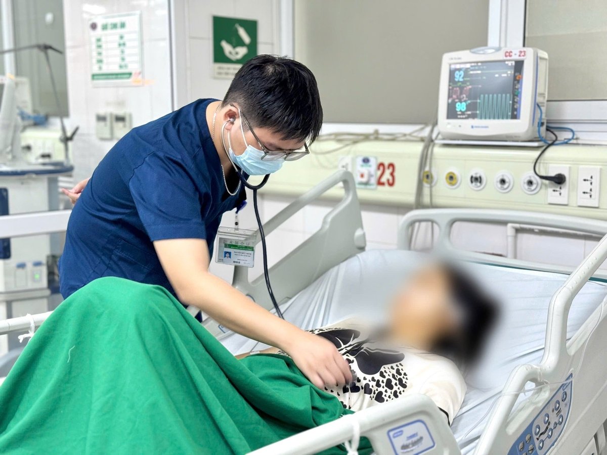 Bác sĩ khuyến cáo rằng, đối với những người có triệu chứng sốt cấp tính sau khi đi nước ngoài, đặc biệt là các quốc gia châu Phi, cần đến ngay bệnh viện đúng chuyên khoa để xét nghiệm, chẩn đoán kịp thời. Ảnh: Bệnh viện cung cấp.