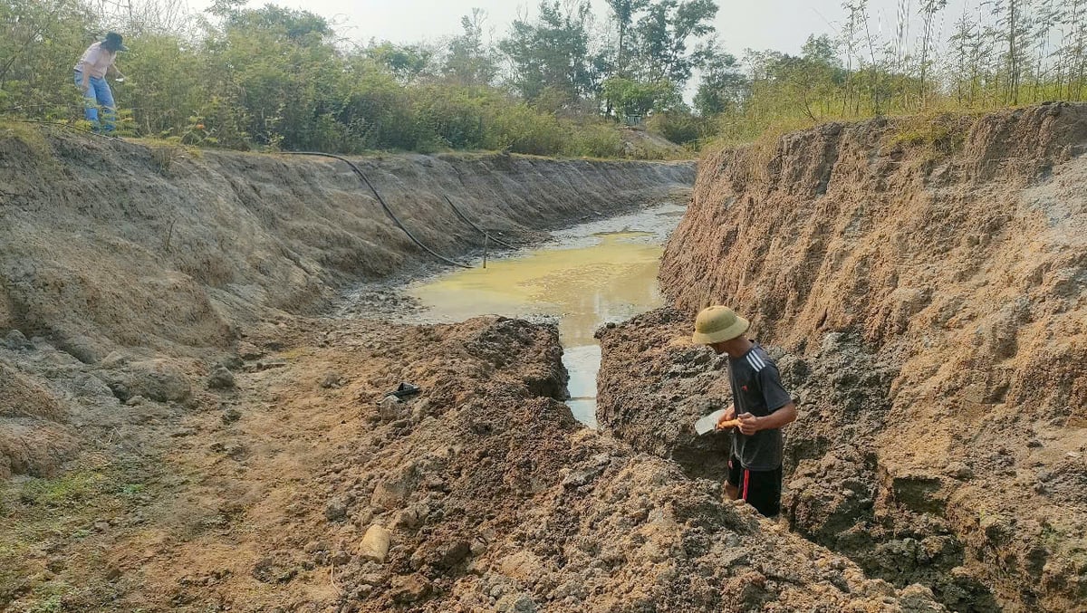 Nông dân xã Ia Mơr đang mong hệ thống kênh dẫn nước của hồ Ia Mơr nhanh hoàn thiện để sản xuất nông nghiệp không còn lo thiếu nước tưới. Ảnh: V.Đ.T.