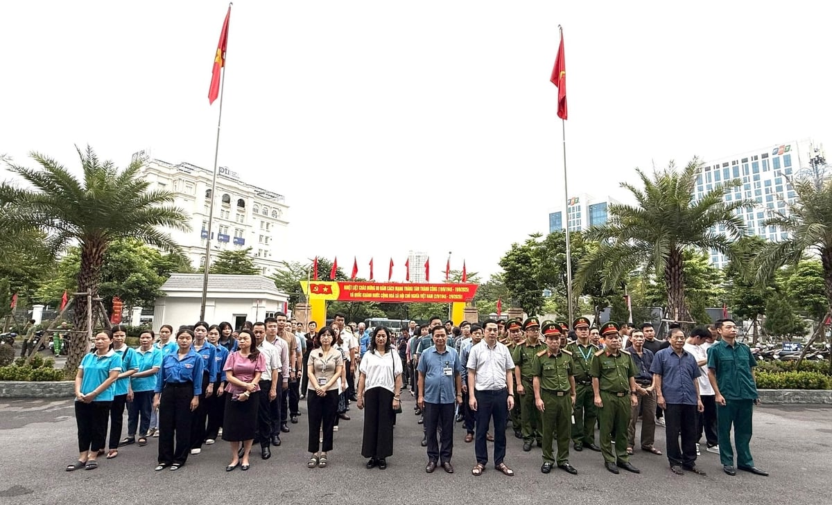UBND, Ban Chỉ đạo 197 phường Cầu Giấy tổ chức ra quân cao điểm xử lý vi phạm trật tự đô thị, vệ sinh môi trường. Ảnh: Cao Sơn.