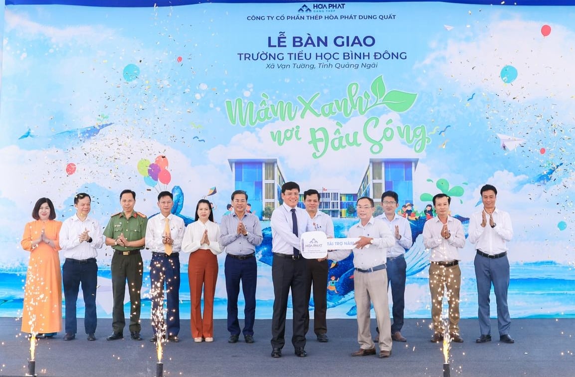 Bàn giao đưa vào sử dụng Trường Tiểu học Bình Đông. Ảnh: HP.