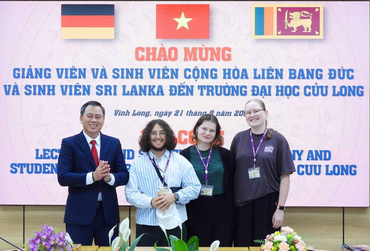 Đại diện Trường ĐH Cửu Long chào mừng 3 sinh viên Đức. Ảnh: Văn Dô