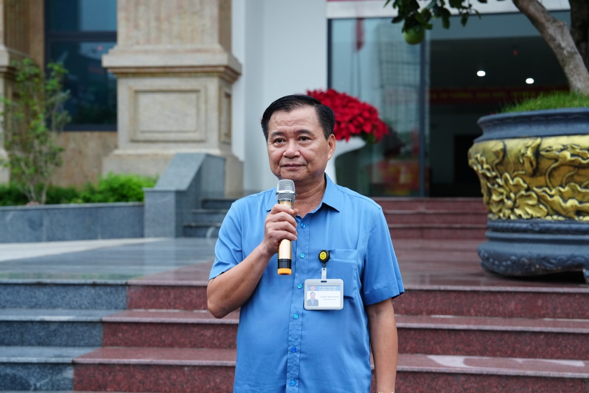 Ông Lương Mậu Hùng - Phó Chủ tịch UBND, Trưởng Ban Chỉ đạo 197 phường Cầu Giấy phát biểu chỉ đạo tại đợt ra quân. Ảnh: Cao Sơn.