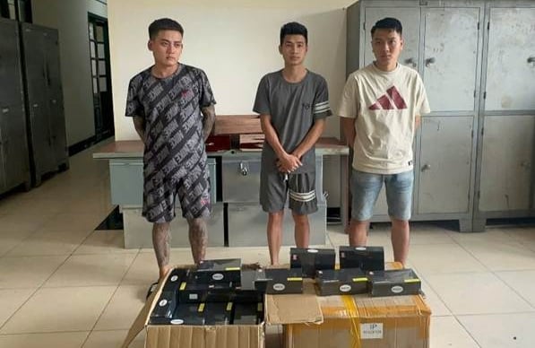 Các đối tượng bị khởi tố và tang vật. Ảnh: Công an TP Hà Nội.