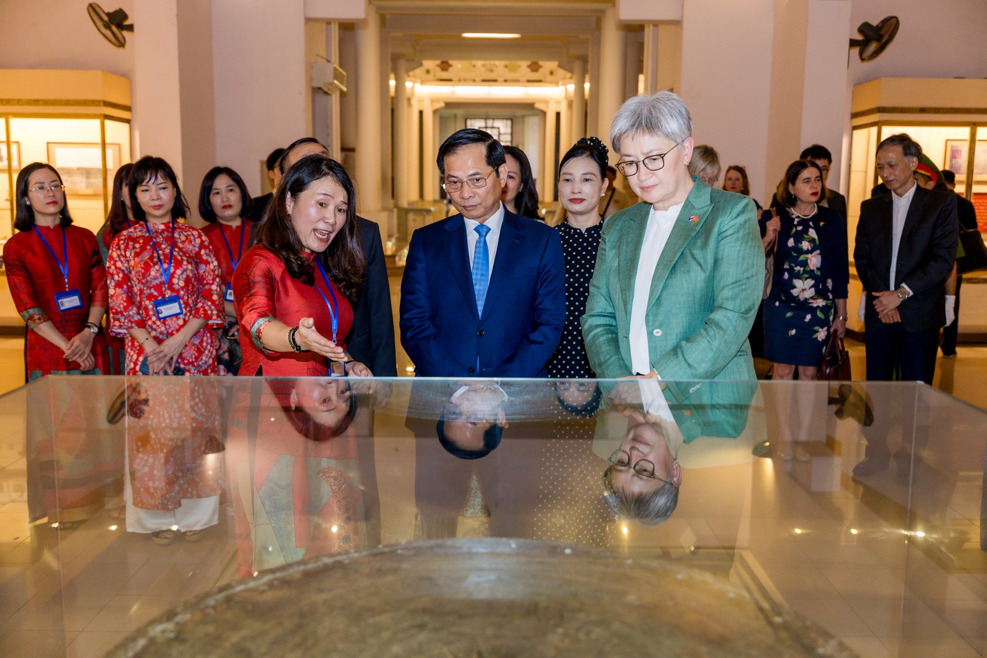 Phó Thủ tướng Bùi Thanh Sơn và Bộ trưởng Penny Wong đến thăm Bảo tàng Lịch sử Quốc gia - nơi tái hiện toàn bộ dòng chảy lịch sử của dân tộc từ thời tiền sơ sử đến ngày nay. Ảnh: Đại sứ quán Australia.
