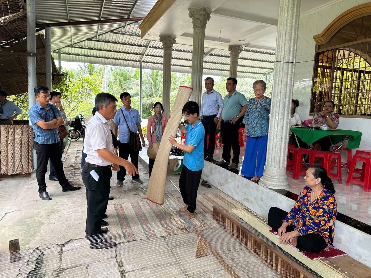 Du khách trải nghiệm nghề dệt chiếu tại cù lao Thới Sơn. Ảnh: Minh Đảm. 
