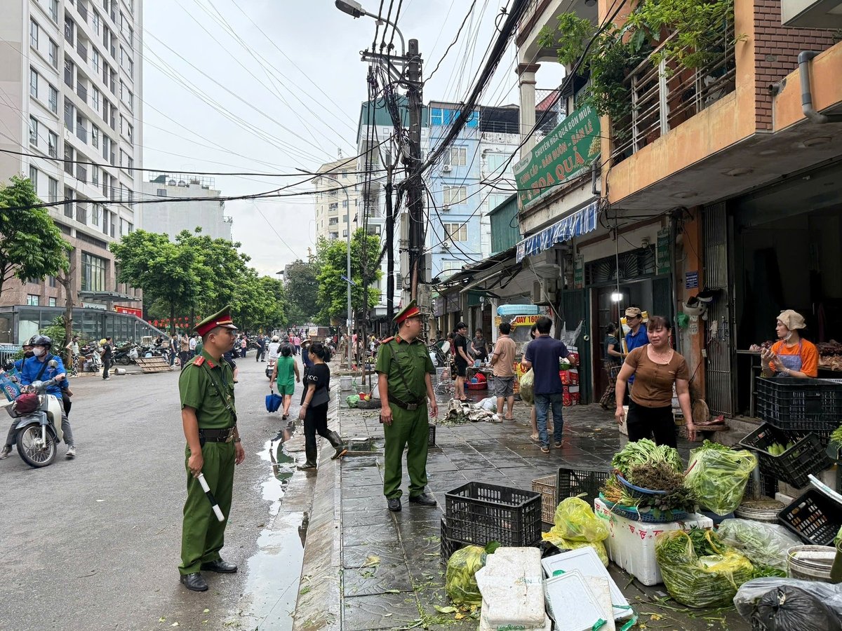 Tổ công tác số 1 giải toả tình trạng lấn chiếm vỉa hè, lòng đường làm nơi kinh doanh buôn bán tại khu vực trước cửa chợ 337 Dịch Vọng. Ảnh: Cao Sơn.