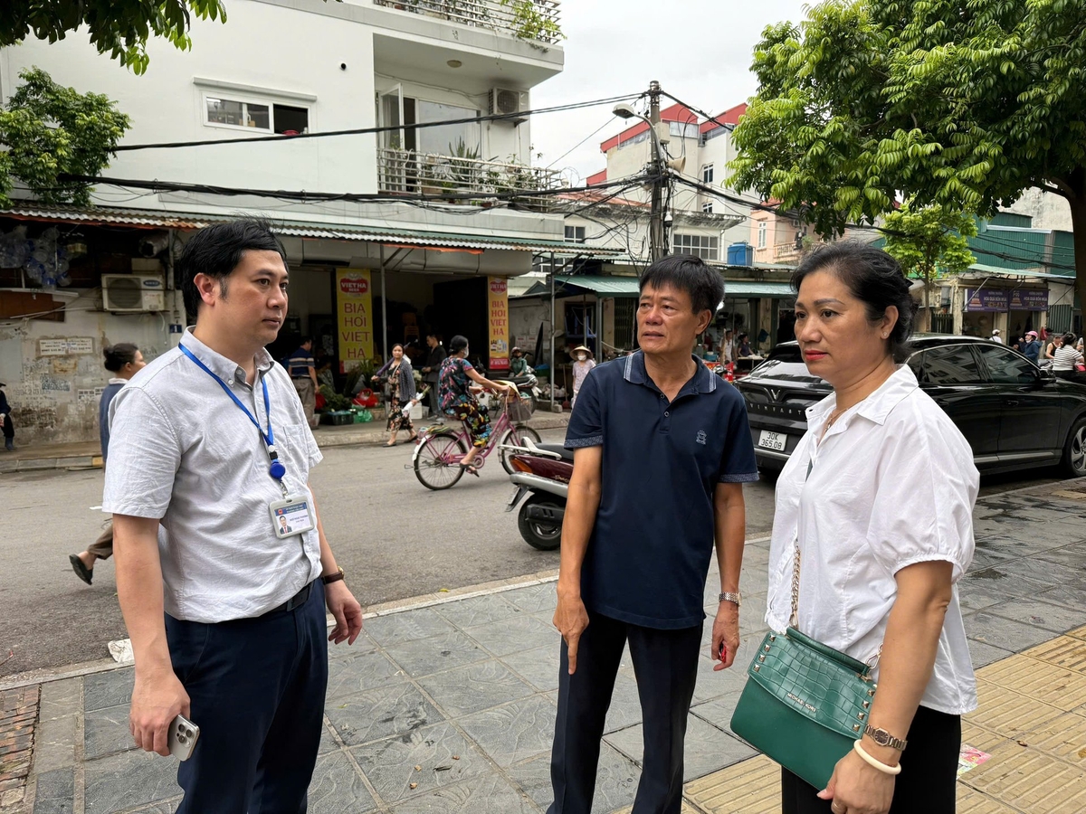 Tổ trưởng Tổ công tác số 1, ông Ngô Ngọc Phương - Chủ tịch UBND phường Cầu Giấy bàn giao và chỉ đạo các Tổ dân phố tiếp tục duy trì chống lấn chiếm vỉa hè, lòng đường tại khu vực chợ 337 Dịch Vọng. Ảnh: Cao Sơn.