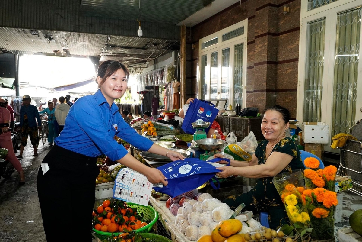 Hoạt động tặng túi đi chợ sử dụng nhiều lần thay cho túi nilon được triển khai tích cực, người dân đồng tình hưởng ứng. Ảnh: CTV. Hoạt động tặng túi đi chợ sử dụng nhiều lần thay cho túi nilon được triển khai tích cực, người dân đồng tình hưởng ứng. Ảnh: CTV.