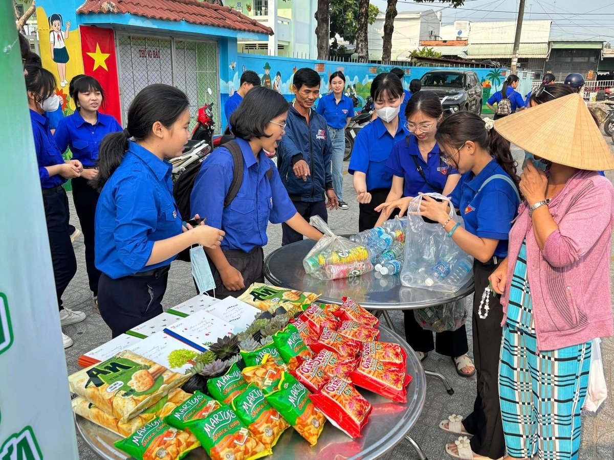 Mô hình đổi rác thải nhựa lấy quà tặng thu hút đông đảo người dân tham gia. Ảnh: CTV. Mô hình đổi rác thải nhựa lấy quà tặng thu hút đông đảo người dân tham gia. Ảnh: CTV.