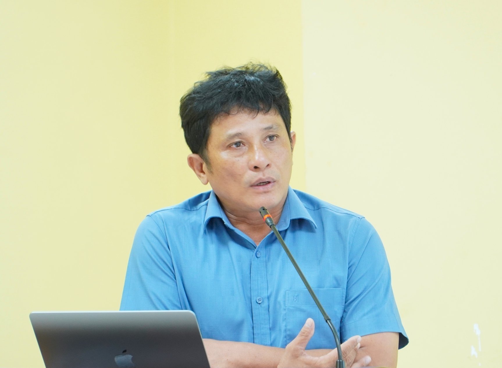TS Dương Minh Viễn, Trưởng khoa Khoa học đất, Trường Nông nghiệp phân tích về tồn dư Cadimi trong đất trồng sầu riêng ở ĐBSCL. Ảnh: Kim Anh.