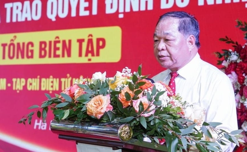 TSKH. Hà Phúc Mịch, Chủ tịch VOAA chúc mừng và tin tưởng nhà báo Đỗ Ngọc Thi sẽ phát huy hết năng lực, sở trường để thực hiện tốt nhiệm vụ được giao và nâng cao chất lượng Tạp chí. Ảnh: Hồng Thắm.