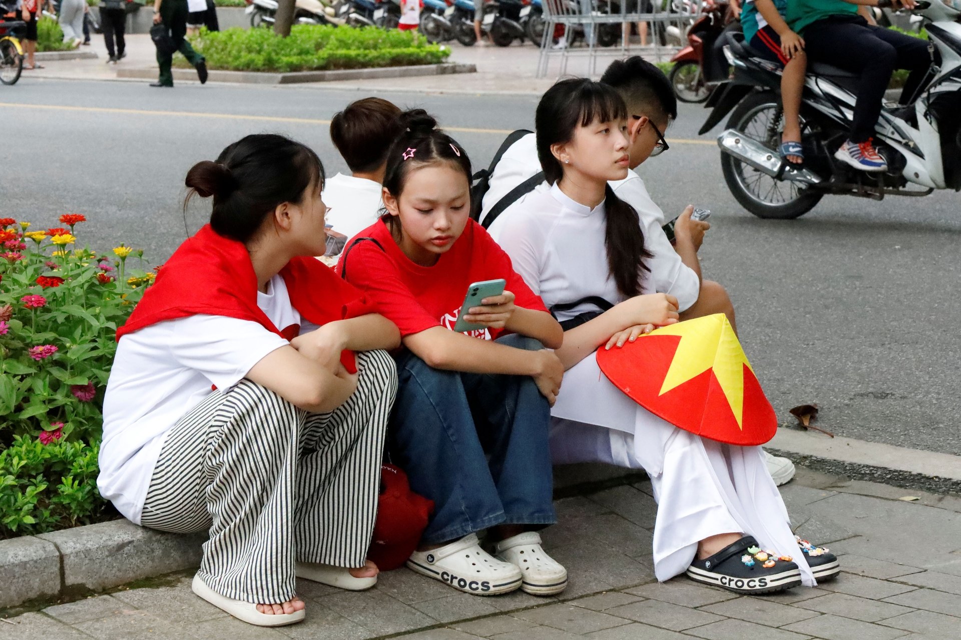 Nhiều bạn trẻ đã tập trung từ sớm để kiếm cho mình chỗ ngồi đẹp. Ảnh: Hoàng Hiền.