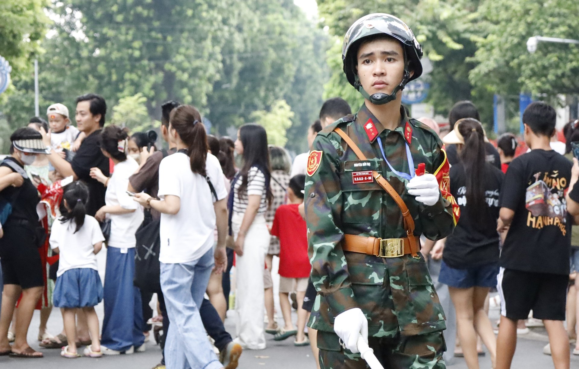 Một chiến sĩ đang làm nhiệm vụ phân luồng giao thông, đảm bảo phương tiện giao thông không đi vào được cấm. Ảnh: Hoàng Hiền.