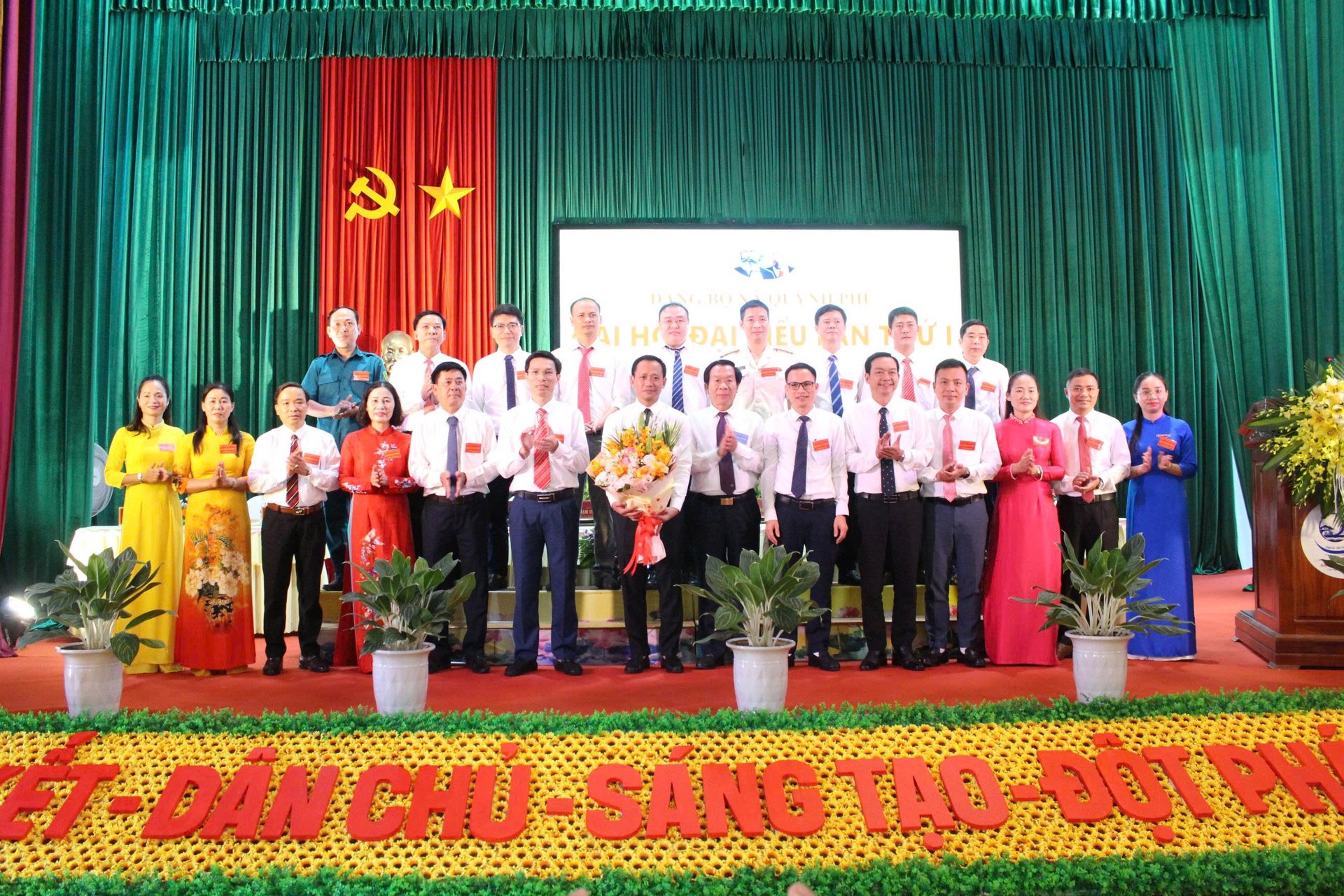 Đoàn công tác của tỉnh tặng hoa chúc mừng Ban Chấp hành Đảng bộ xã Quỳnh Phú, Nghệ An. Ảnh: Hữu Tình. Đoàn công tác của tỉnh tặng hoa chúc mừng Ban Chấp hành Đảng bộ xã Quỳnh Phú, Nghệ An. Ảnh: Hữu Tình.