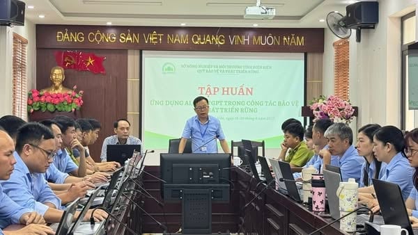 Ông Trần Xuân Tâm - Phó Giám đốc Quỹ Bảo vệ và Phát triển rừng tỉnh Điện Biên phát biểu tại lớp tập huấn. Ảnh: Quỹ Bảo vệ và Phát triển rừng tỉnh Điện Biên. 