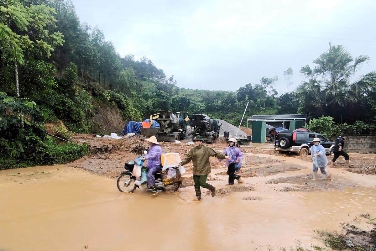 Lực lượng chức năng hỗ trợ người dân thôn Bản Tó, xã Xuân Dương di dời đến nơi an toàn. Ảnh: Trí Dũng.
