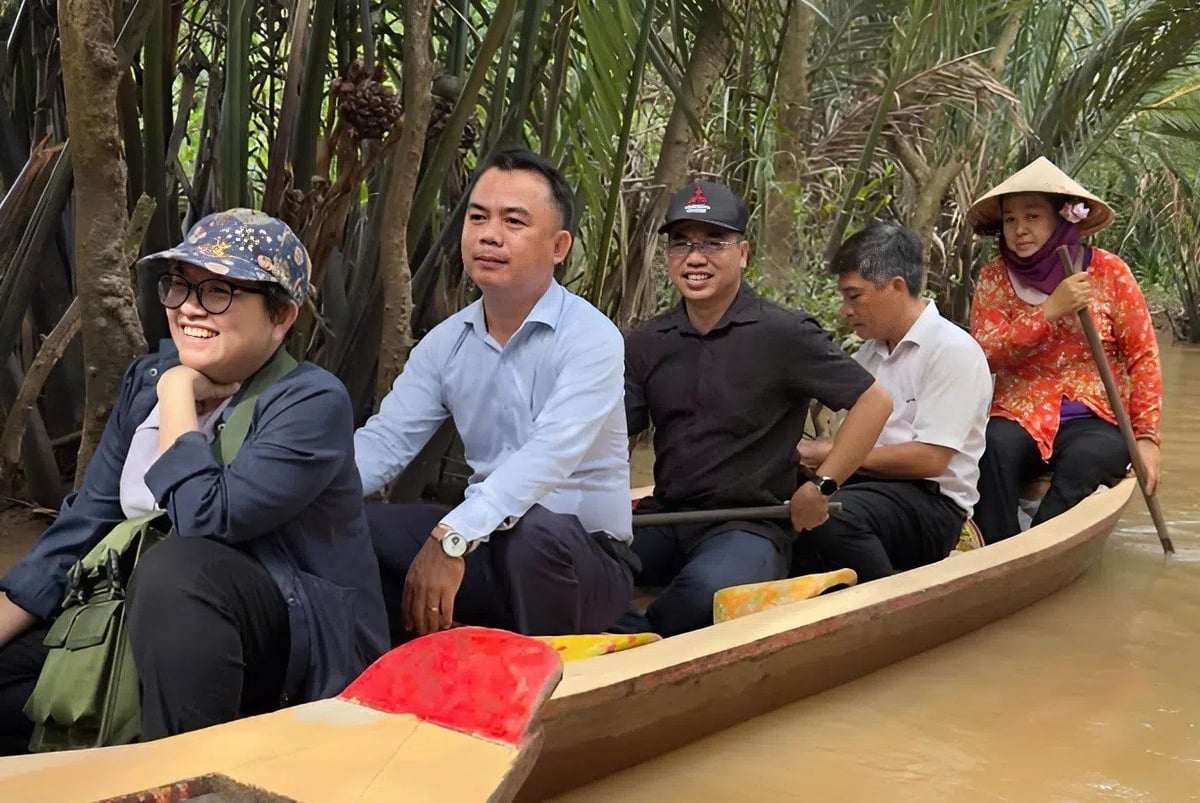 Du khách trải  nghiệm dịch vụ dạo quanh các con rạch bằng xuồng ba lá. Ảnh: Minh Đảm.