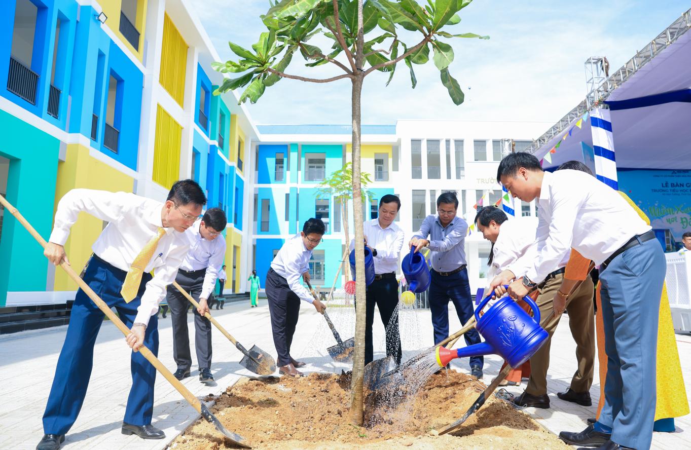 Các đại biểu trồng cây tại Trường Tiểu học Bình Đông. Ảnh: HP.