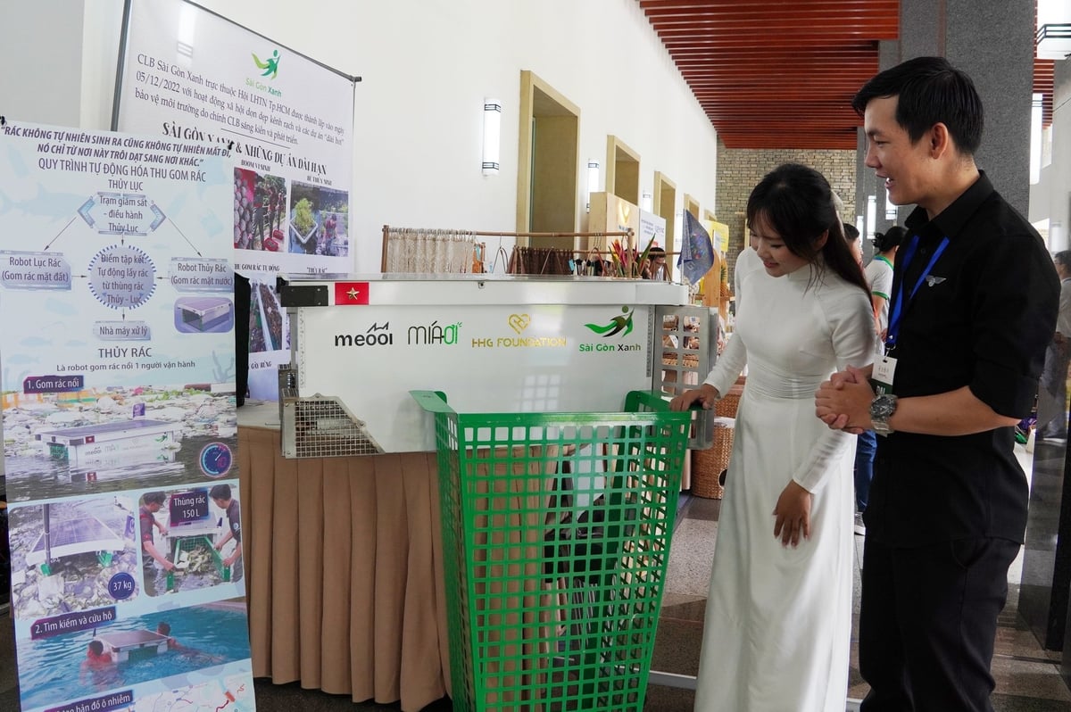 Robot thu gom rác dưới mặt nước bằng năng lượng mặt trời được giới thiệu tại Diễn đàn Chuyển đổi xanh và Ngày hội tái chế 2025 mới đây. Ảnh: Nguyễn Thủy.
