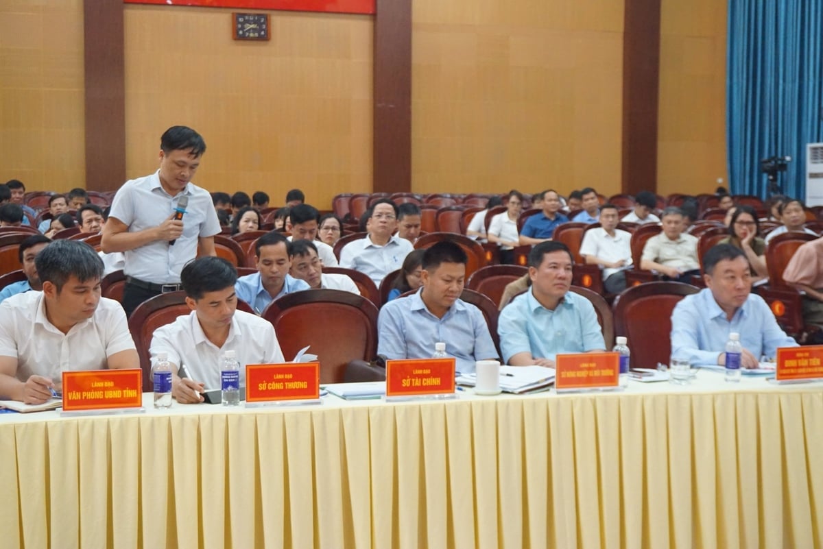 Các đơn vị thuộc Sở NN&MT tỉnh Ninh Bình và các địa phương trong tỉnh trực tiếp đưa ra những kiến nghị cần tháo gỡ. Ảnh: Xuân Hào.