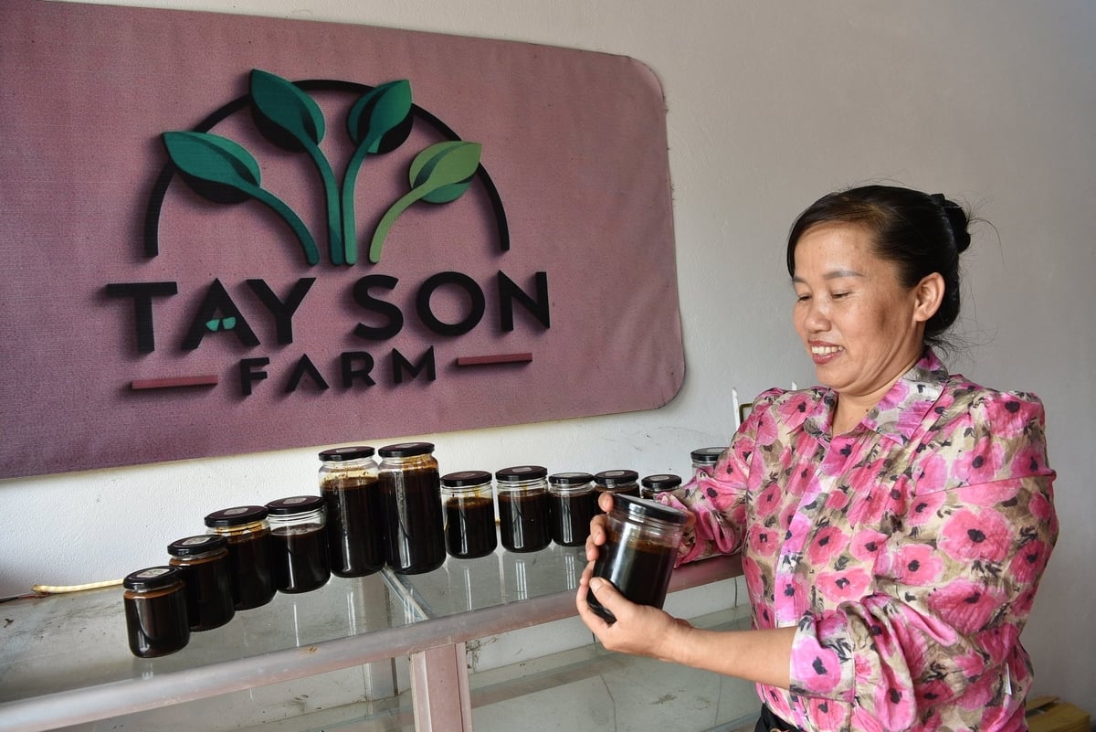 Chị Trần Thị Hiền bên những lọ cao ba kích. Ảnh: Dương Đình Tường.