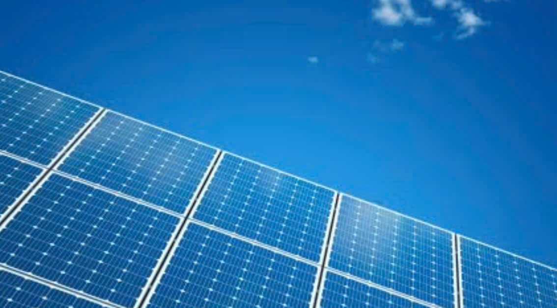 Điện mặt trời và pin lưu trữ giúp người dùng Pakistan giảm chi phí, tăng độ tin cậy trong sử dụng điện. Ảnh: MP Art.