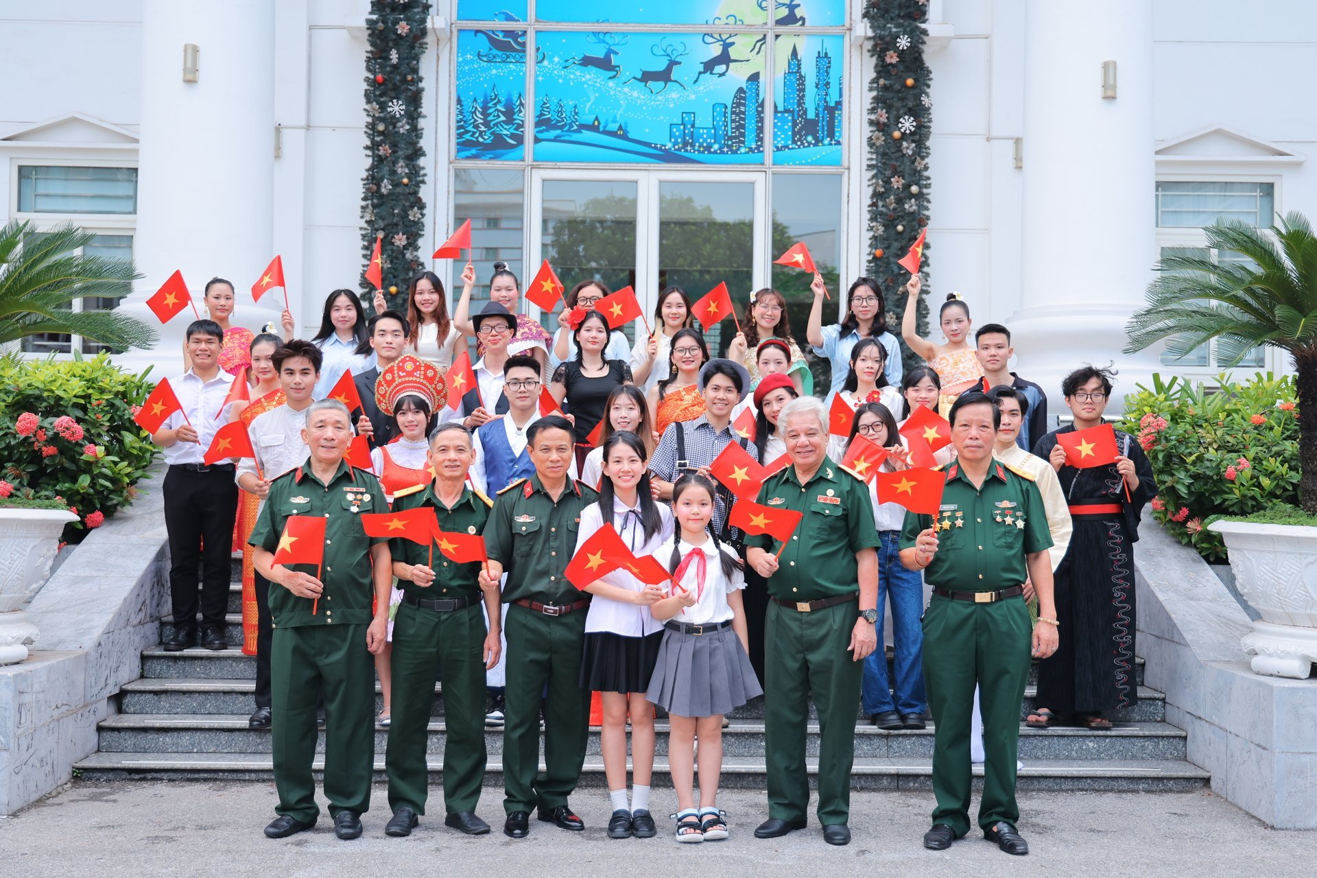 Các thế hệ cùng lan tỏa tinh thần yêu nước và khát vọng hòa bình nhân dịp Quốc khánh 2/9 trong MV ca nhạc 'Viết tiếp câu chuyện hòa bình'. Ảnh: PV.