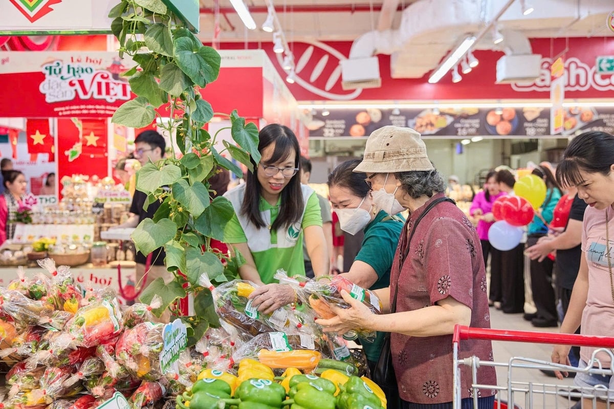 Khách hàng thăm quan, mua sắm tại GO! Thăng Long. Ảnh: CRV. Khách hàng thăm quan, mua sắm tại GO! Thăng Long. Ảnh: CRV.