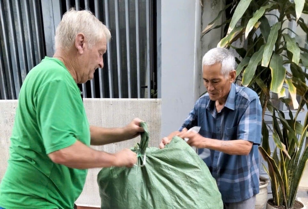 Trẻ nhỏ, người già đều tích cực tham gia thu gom rác, vệ sinh môi trường vào mỗi cuối tuần. Ảnh: Lan Anh. Trẻ nhỏ, người già đều tích cực tham gia thu gom rác, vệ sinh môi trường vào mỗi cuối tuần. Ảnh: Lan Anh.