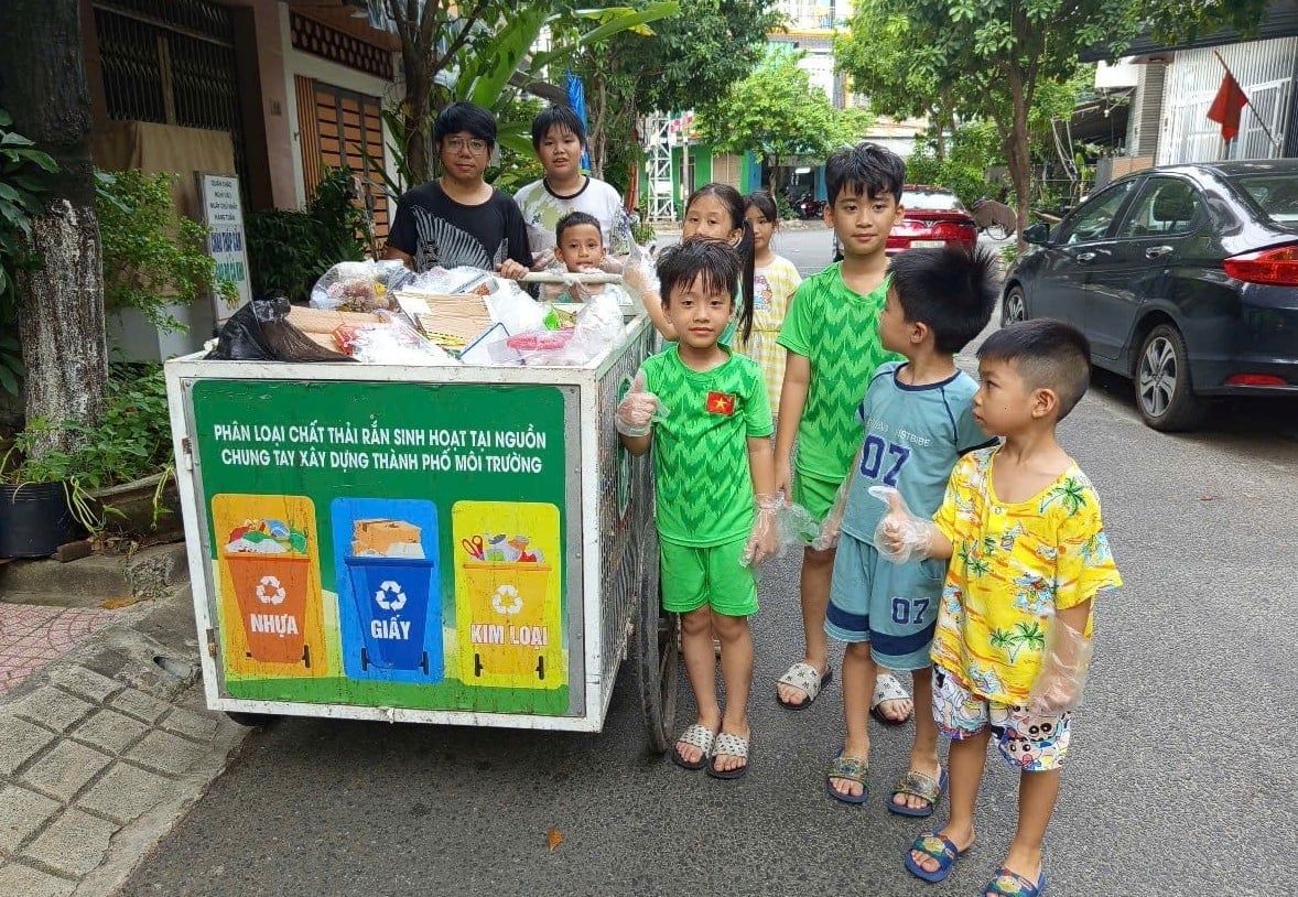 Câu lạc bộ (CLB) 'Môi trường nhí' đến từng nhà thu gom, phân loại rác tái chế vào mỗi cuối tuần ở Khu dân cư Bình Phước 1. Ảnh: Lan Anh. Câu lạc bộ (CLB) 'Môi trường nhí' đến từng nhà thu gom, phân loại rác tái chế vào mỗi cuối tuần ở Khu dân cư Bình Phước 1. Ảnh: Lan Anh.