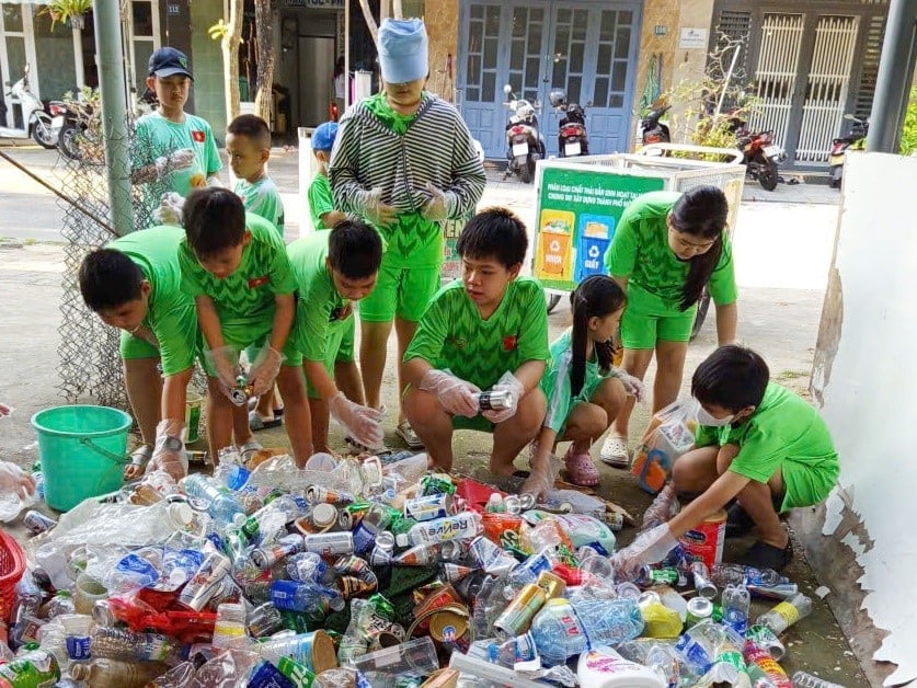 Hơn 10 năm qua, từ hoạt động nhỏ bé này, CLB đã thu về hơn 300 triệu đồng từ tiền bán rác tài nguyên. Ảnh: Lan Anh. Hơn 10 năm qua, từ hoạt động nhỏ bé này, CLB đã thu về hơn 300 triệu đồng từ tiền bán rác tài nguyên. Ảnh: Lan Anh.