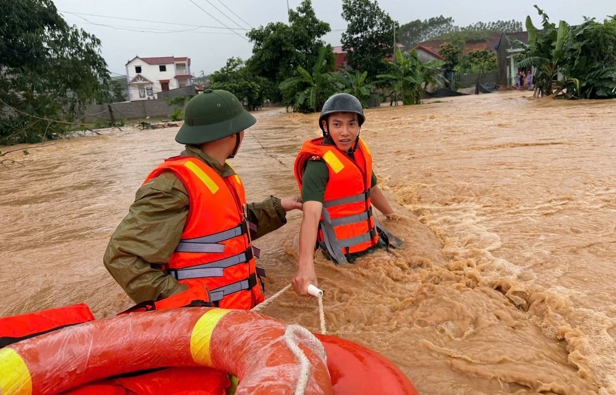 Công an Lạng Sơn đến các nơi ngập lụt để hỗ trợ di chuyển người và tài sản đến nơi an toàn. Ảnh: CALS.