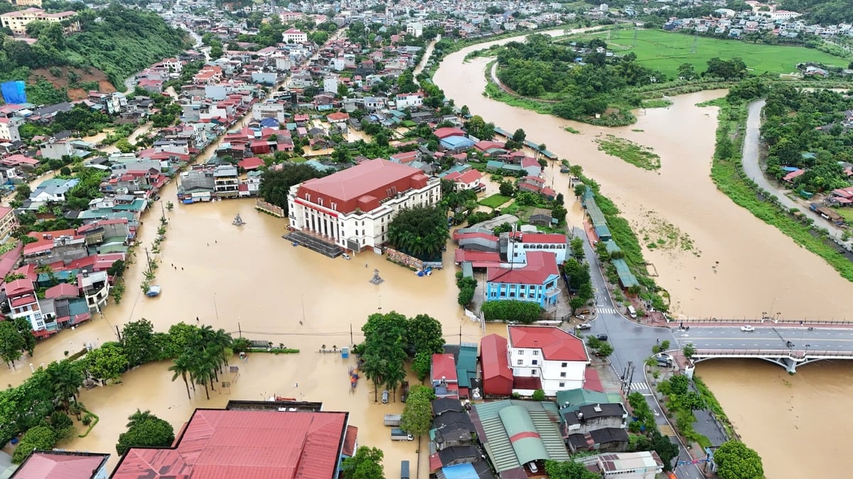 Khu vực trung tâm phường Bắc Kạn bị ngập sâu trong nhiều giờ. Ảnh: NT.