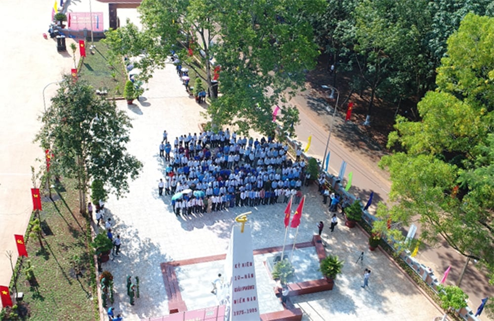 Lễ tưởng niệm trước tượng đài Phú Riềng Đỏ. Ảnh: VRG.