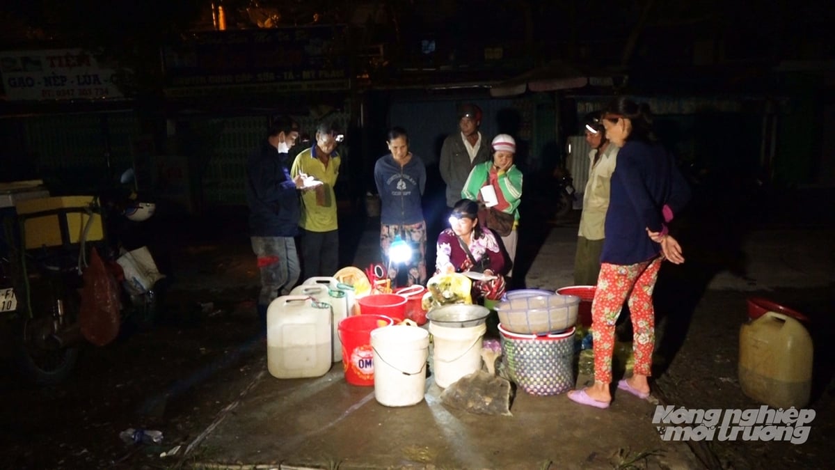 Chợ cá đồng Hòa Mỹ (xã Phụng Hiệp,TP. Cần Thơ) họp từ đêm đến rạng sáng. Ảnh: Văn Vũ.