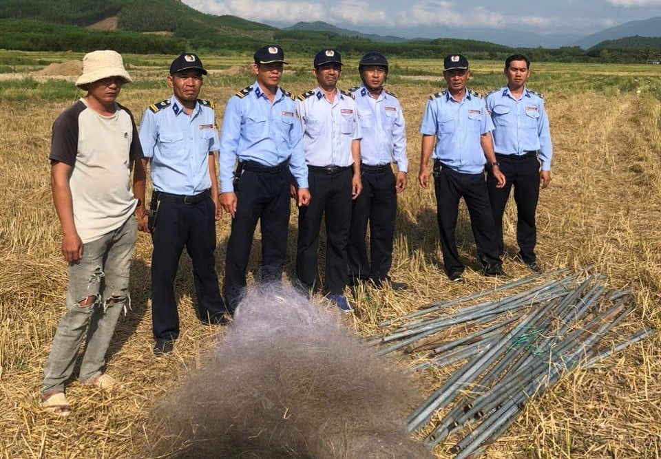 Lực lượng chức năng thu giữ hàng trăm mét lưới dùng để săn bắt chim yến trái phép. Ảnh: Châu Hảo.
