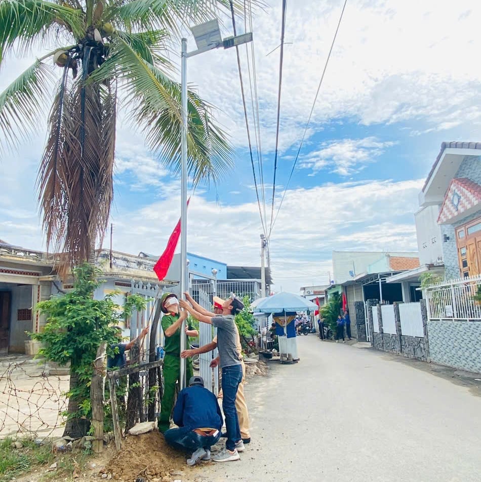 Điện trên đường được quan tâm nên đảm bảo an ninh trật tự tại vùng nông thôn. Ảnh: KS.