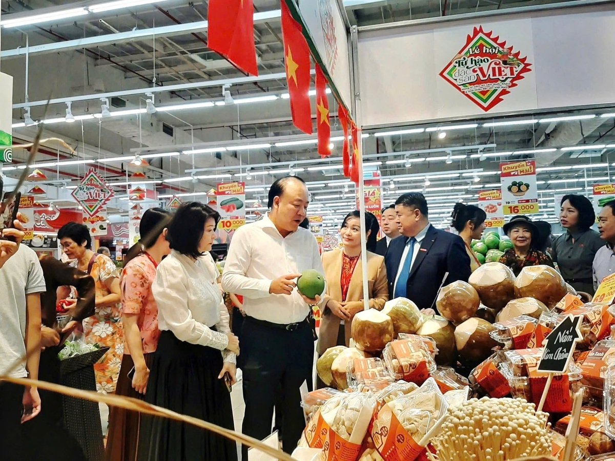 Ông Trần Hữu Linh, Cục trưởng Cục Quản lý và Phát triển thị trường trong nước, nhấn mạnh tầm quan trọng của hệ thống phân phối trong việc đưa đặc sản Việt đến tay người tiêu dùng. Ảnh: CRV. Ông Trần Hữu Linh, Cục trưởng Cục Quản lý và Phát triển thị trường trong nước, nhấn mạnh tầm quan trọng của hệ thống phân phối trong việc đưa đặc sản Việt đến tay người tiêu dùng. Ảnh: CRV.