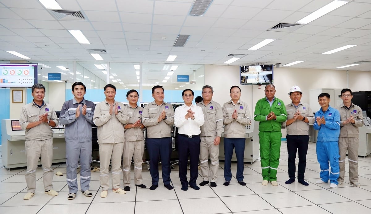 Phó thủ tướng Bùi Thanh Sơn thăm chụp hình lưu niệm cùng cán bộ, kỹ sư Nhà máy Đạm Phú Mỹ. Ảnh: Đức Trung.