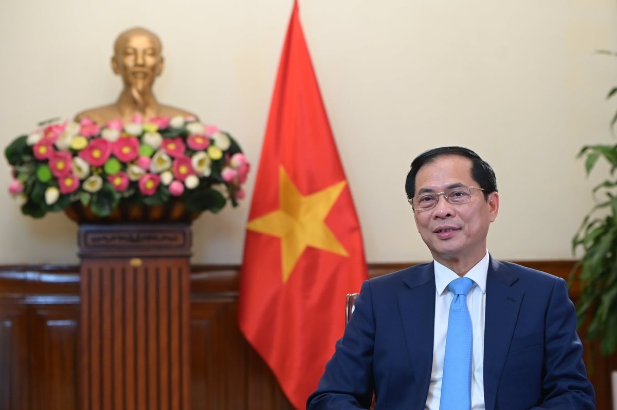 Phó Thủ tướng, Bộ trưởng Ngoại giao Bùi Thanh Sơn trả lời báo chí nhân dịp kỷ niệm 80 năm truyền thống ngành ngoại giao. Ảnh: Tùng Đinh.