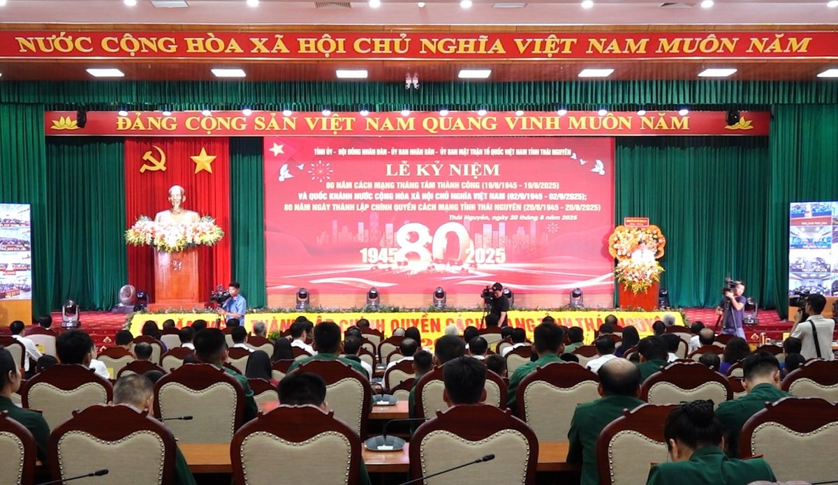 Lễ kỷ niệm 80 năm Cách mạng tháng Tám thành công và Quốc khánh nước Cộng hòa XHCN Việt Nam; 80 năm Ngày thành lập chính quyền cách mạng tỉnh Thái Nguyên. Ảnh: Quang Linh.