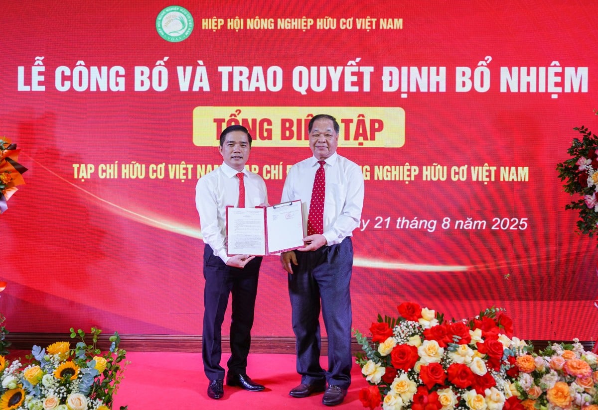 TSKH. Hà Phúc Mịch, Chủ tịch Hiệp hội Nông nghiệp Hữu cơ Việt Nam trao quyết định bổ nhiệm Tổng Biên tập cho nhà báo Đỗ Ngọc Thi. Ảnh: Hồng Thắm.