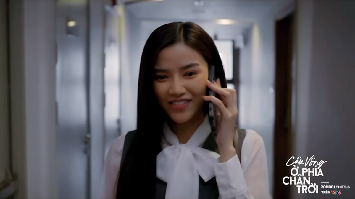 Oanh gọi điện khoe với khách về món quà mà khách mong có được. Ảnh CMH Oanh gọi điện khoe với khách về món quà mà khách mong có được. Ảnh CMH