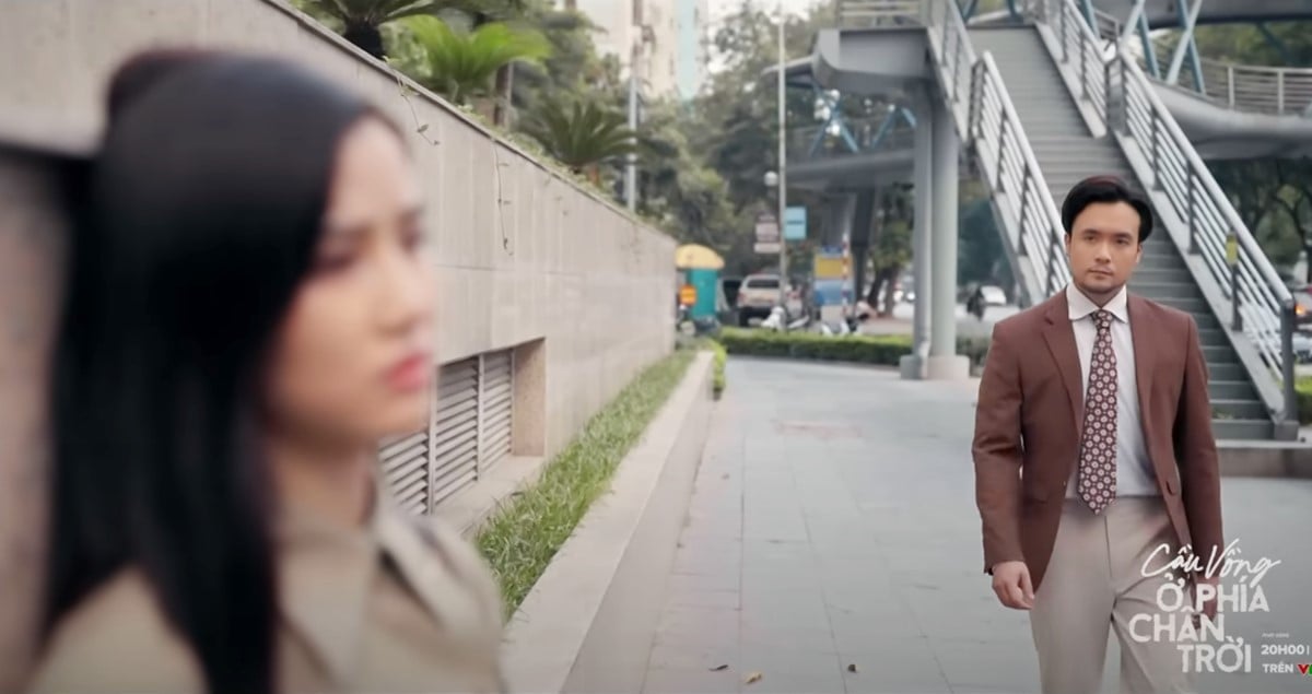 Nhiên thấy Oanh thất thần nên đã đến hỏi thăm. Ảnh CMH Nhiên thấy Oanh thất thần nên đã đến hỏi thăm. Ảnh CMH