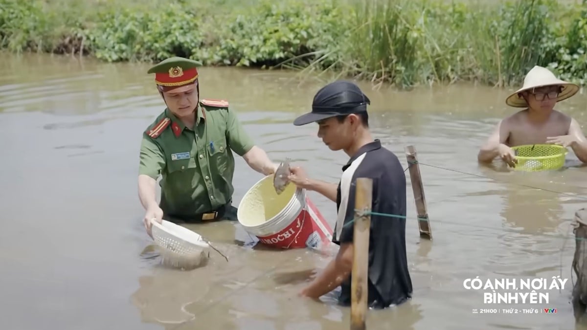 Huy cùng đồng đội đang hỗ trợ người dân vớt cá chết. Ảnh CMH