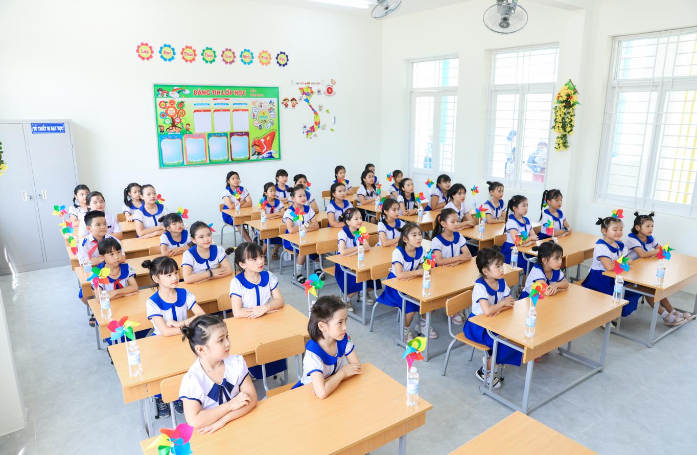 Trường Tiểu học Bình Đông được trang bị đầy đủ cơ sở vật chất hiện đại cho dạy và học. Ảnh: HP.
